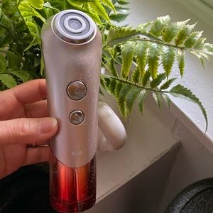 Yaman Bloom RF beauty device